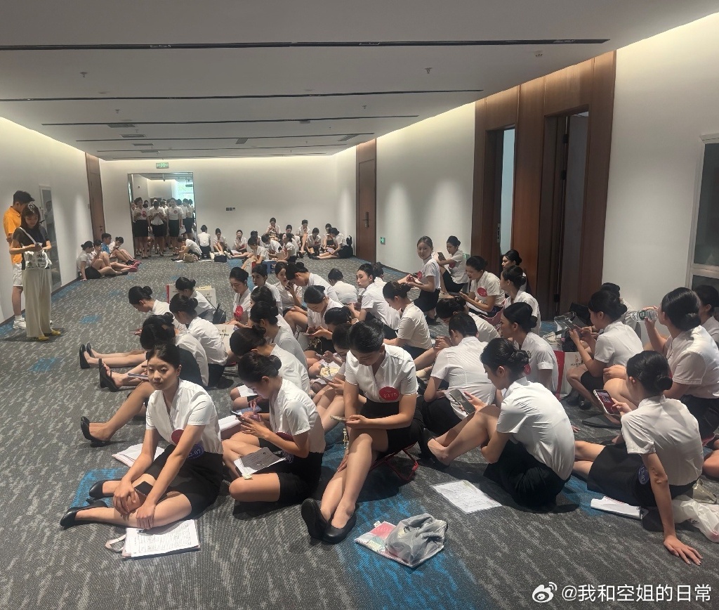 等待面试的空姐排大长队喽 ​​​@我和空姐的日常